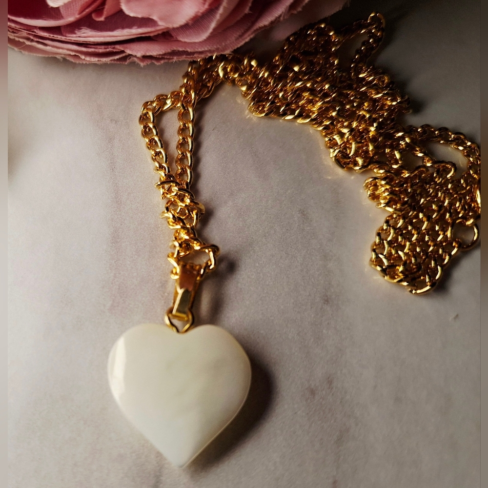 Vintage 80s 🤍🎋✨️White Jade Heart Pendant Necklace